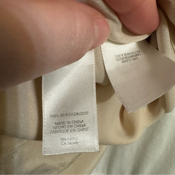 Nine West 100% Silk Ruffle Blouse PetiteSize 8 Cream Romantic Top - Picture 6 of 7